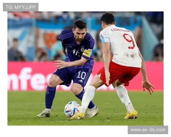 当月球化作守护者静静环绕足球展开奇幻宇宙之舞 当月球化作守护者静静环绕足球展开奇幻宇宙之舞