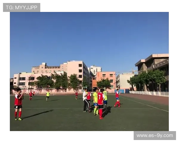 李小萌积极参与校园足球活动展现团队精神与运动风采